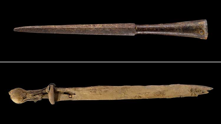 4 rímske meče nájdené v jaskyni v Izraeli